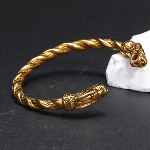 Vintage-Armreif aus Gold mit gedrehtem Drachenkopf-Design im Punk-Stil aus Edelstahl