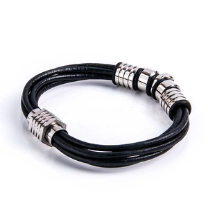 Bracelet multicouche pour homme en cuir noir avec anneaux en acier et fermoir aimanté