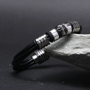 Bracelet homme punk en cuir noir multicouche avec tête de mort en acier et fermoir magnétique
