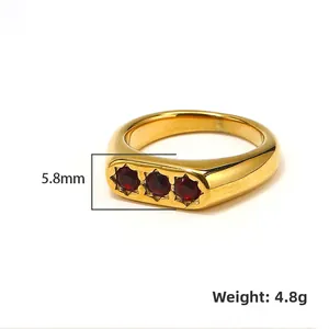 Anello in acciaio placcato oro 18k con tre zirconi rossi e larghezza 5,8mm