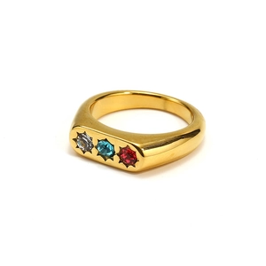 Dettaglio dell'anello placcato oro 18k con zirconi bianchi, blu e rossi a stella