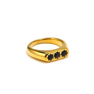 Dettaglio anello placcato oro 18k con tre pietre di zircone nero centrali in fila