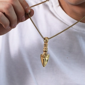 Pendente vintage a punta di lancia d'oro con croce su collana a maglia box da uomo