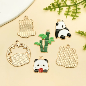 Pendentifs pour bijoux DIY avec motifs de panda et bambou sur fond de pierre blanche