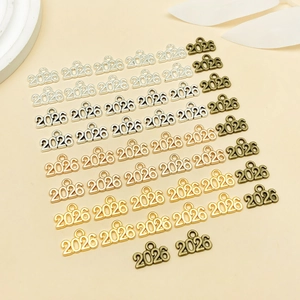 Colgantes año 2026 de aleación para joyería DIY en oro plata y bronce antiguo