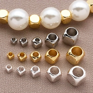 Perles d'espacement cubes en cuivre plaqué or 18 carats en cinq tailles pour bijoux