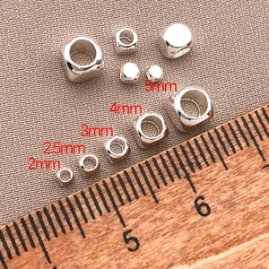 Macro de perles d'espacement carrées argentées en cinq tailles de 2 mm à 5 mm pour DIY