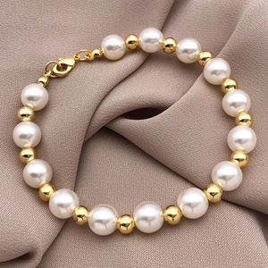 Elegante bracciale con perle bianche e perline placcate oro 18k con chiusura a moschettone