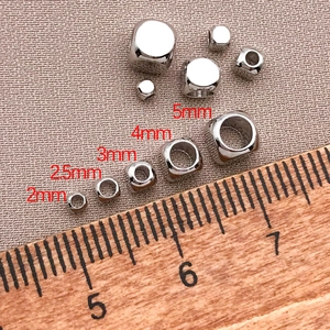 Détail macro de perles d'espacement cubes plaquées or 18 carats de tailles 2mm à 5mm