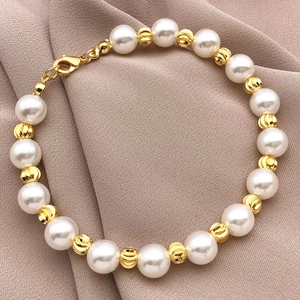 Bracciale di perle placcato oro 18K con perle bianche e perline d'oro testurizzate e chiusura
