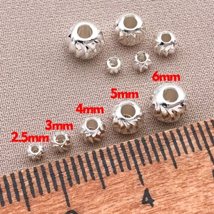 Dettaglio di perline distanziatrici placcate oro 18K da 2,5mm a 6mm per gioielli fai da te