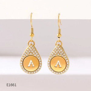 Boucles d'oreilles pendantes dorées avec cristaux brillants et pendentif lettre A