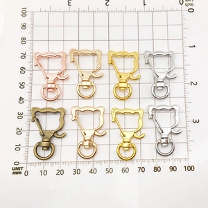 Detailweergave van katvormige karabijnsluitingen van legering met maataanduiding