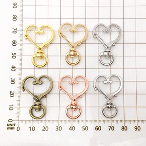 Hartvormige karabijnsluitingen van zinklegering in zes kleuren voor DIY sleutelhangers