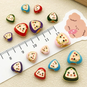 Gros plan de perles en émail coloré en forme de Zongzi pour bracelets DIY faits main