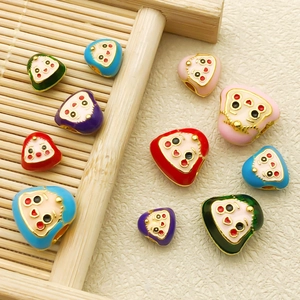 Détails macro de breloques en émail coloré avec bordure dorée pour bijoux DIY
