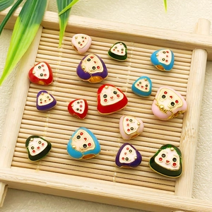 Détail macro de perles de zongzi colorées en émail sur un plateau en bambou rustique