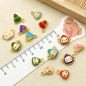 Cartoon zongzi bedeltjes in vijf kleuren met schattige smileys voor DIY-sieraden