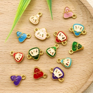 Detail van kleurrijke emaille bedeltjes met lachende gezichtjes voor DIY-sieraden