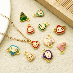 Handgemaakte emaille bedeltjes met cartoon gezicht en kleurrijke hangers met gouden ketting