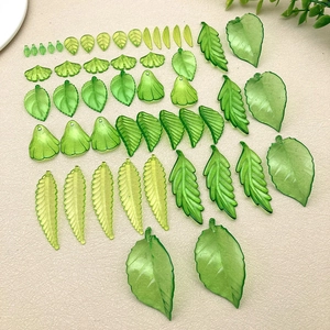 Set mit grünen, lichtdurchlässigen Acryl-Blattanhängern für handgefertigten DIY-Schmuck