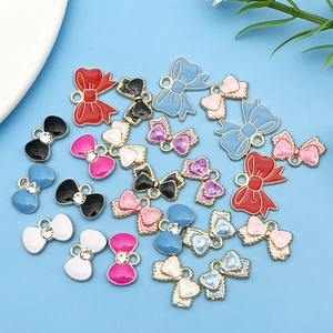 Colgantes de lazo esmaltados de colores con pedrería para creación de joyas DIY y accesorios
