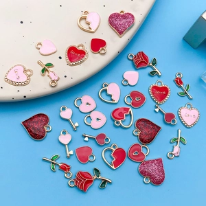 Pendentifs DIY en alliage cœur rose et clé rouge avec finition émaillée scintillante