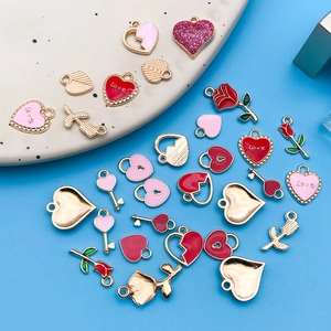 Détails de breloques en forme de rose rouge et cœur doré pour la création de bijoux DIY