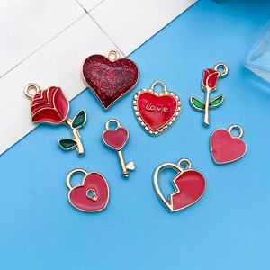 Vue détaillée de huit breloques en alliage émaillé rouge cœur et rose pour bijoux DIY