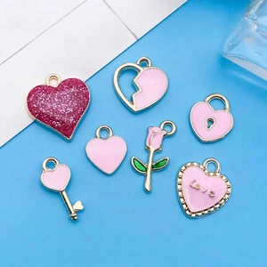 Détails de breloques en émail rose en forme de cœur et rose pour la création de bijoux DIY