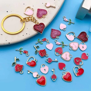 Vue à plat de breloques en émail rose et rouge cœur et rose pour bijoux DIY