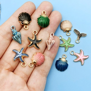 Détails de divers pendentifs marins en émail avec étoiles de mer et coquillages pour bijoux