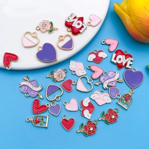 Charm's en émail rose et cœurs évidés en alliage pour création de bijoux et bracelets DIY