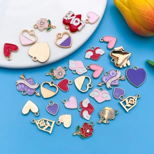 Breloques roses émaillées et cœurs creux en alliage pour création de bijoux DIY