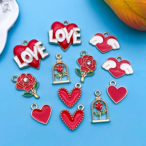 Vue détaillée de breloques en émail en forme de cœur et rose pour bijoux DIY