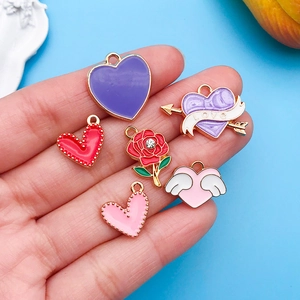 Détails de breloques en émail coloré en forme de cœur et de rose pour création de bijoux