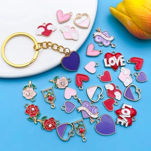 Vue à plat de breloques roses et cœurs émaillés pour bijoux DIY et porte-clés
