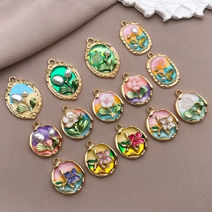 Detalle de colgantes de esmalte vintage con flores y perlas para creación de joyería