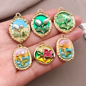 Detalle de dijes florales vintage con perlas y esmalte para crear joyas personalizadas