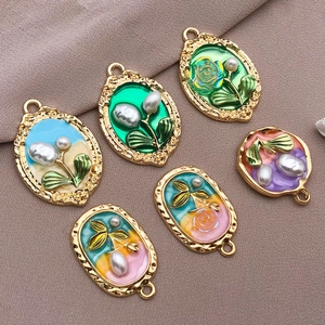 Detalle de colgantes florales vintage con esmalte colorido y perlas para creación de joyas