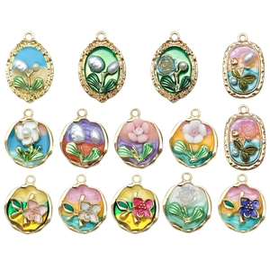 Colgantes florales vintage de esmalte con perlas para creación de joyas DIY variadas
