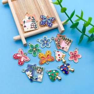 Detailansicht bunter Emaille-Anhänger mit Pilz Schmetterling Motiv für DIY-Schmuck