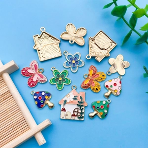 Bunte Emaille-Anhänger mit Pilz-, Blumen- und Schmetterlingsmotiven für DIY-Schmuck