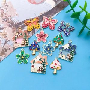 Bunte Emaille-Anhänger im Comic-Stil mit Pilz- und Schmetterlingsmotiven für DIY-Schmuck