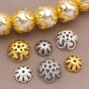 Goldene und silberne hohle Blumenperlenkappen für DIY Schmuckherstellung mit weißen Perlen