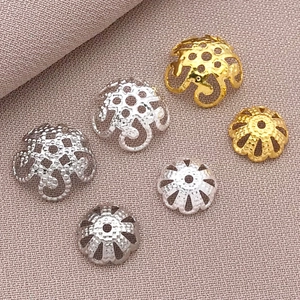 Makroaufnahme von 18K vergoldeten filigranen Blumen-Perlenkappen für DIY-Schmuck