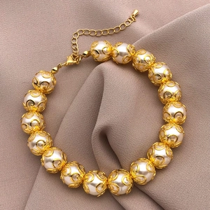 Luxuriöses 18K vergoldetes Perlenarmband mit filigranen Blumenkappen für Damen