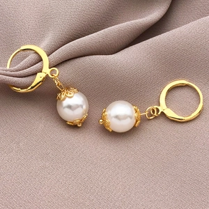 Orecchini a cerchio placcati oro 18K con perle bianche e cappucci floreali decorativi