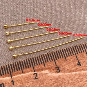 Dettaglio di spilli a testa sferica placcati oro 18K da 16mm a 35mm per gioielli DIY