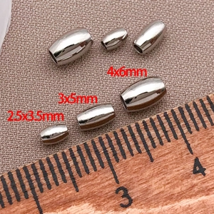 Λεπτομέρεια από επιχρυσωμένες χάντρες ελιάς 18k σε μεγέθη 2.5x3.5mm, 3x5mm και 4x6mm για κοσμήματα